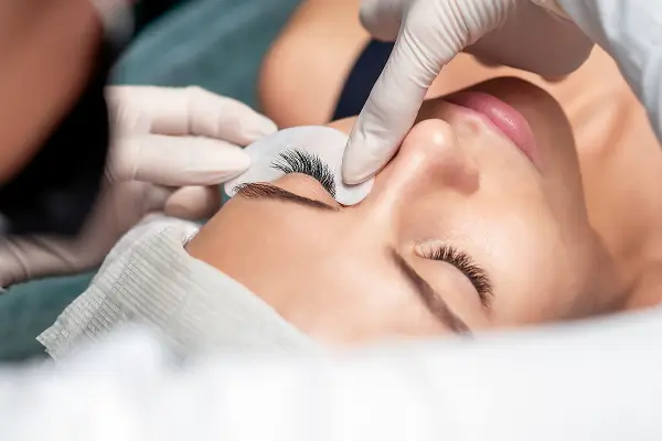 Záber na detail prípravy pre procedúry úprav mihalníc ako je lash lifting alebo predlžovanie mihalníc.