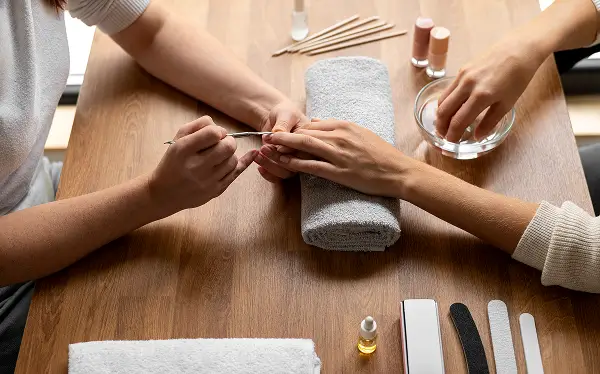 Profesionálna japonská manikúru a ošetrenie nechtov v salóne krásy.